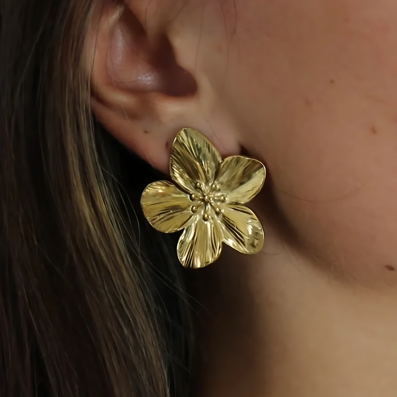 Brinco Flor de Cinco Pétalas Banhado em Ouro 18k